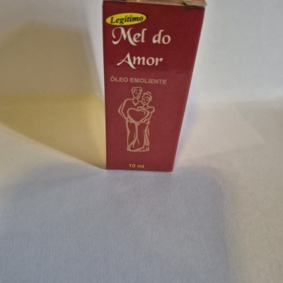Embalagem vermelha de óleo emoliente Mel do Amor com ilustração de casal