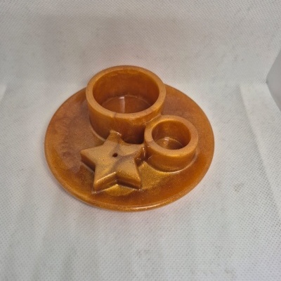 Suporte de cerâmica castanha com dois copos e estrela decorativa numa base circular