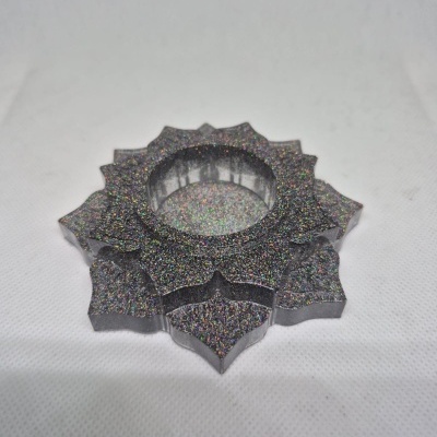 Pedestal estrela brilhante multicolorida sobre fundo branco