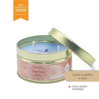 Vela aromática azul em lata dourada com etiqueta rosa e pedra ametista