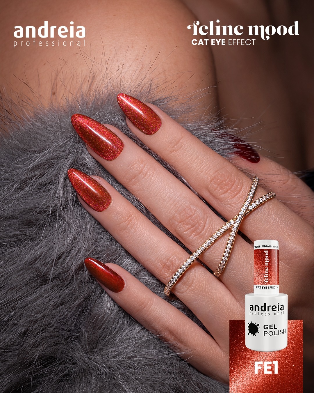 Verniz Gel Andreia Cat Eye Effect FE1 (Glitter vermelho com brilhos vermelhos) Mão com unhas vermelhas metalizadas e brilhantes, verniz gel 'Cat Eye' Andreia Professional, sobre fundo cinza peludo