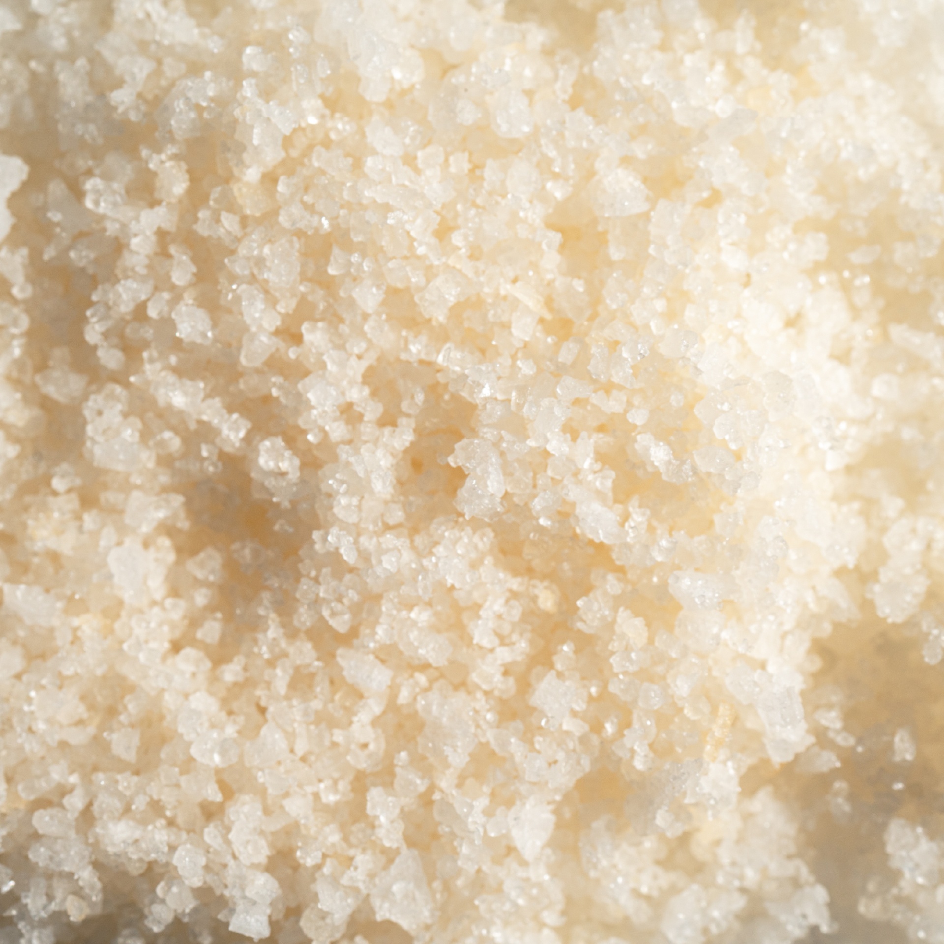 Sais de Banho Perfumados INOCOS - 500GR Grânulos irregulares cristalinos brancos e amarelos claros.