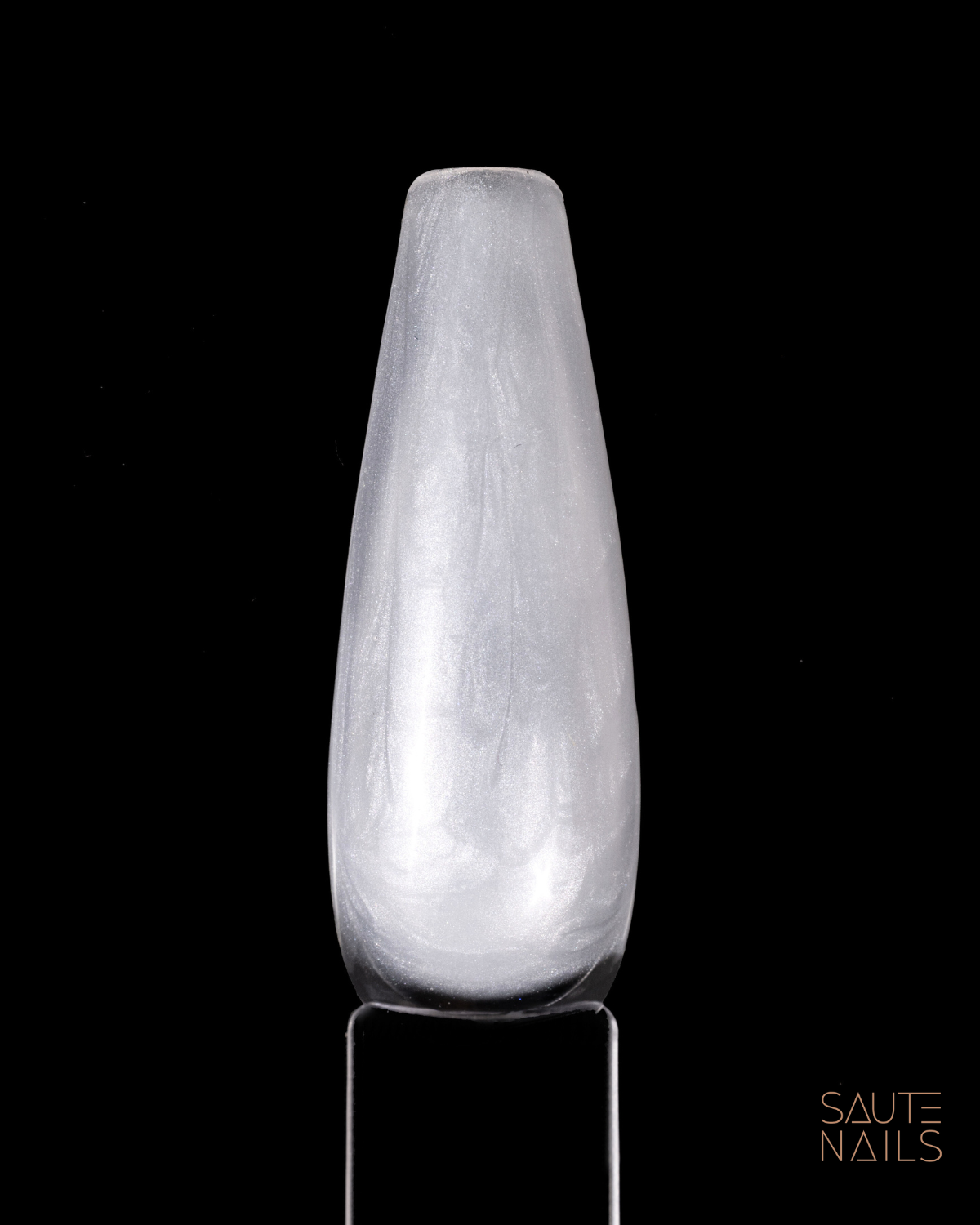 Saute Nails Express Base Pearly (Branco Pérola) Prego artificial prateado metálico brilhante em fundo preto com texto SAUTE NAILS