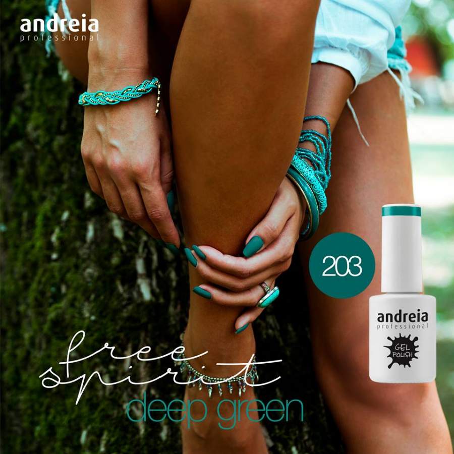 Verniz Gel Andreia 203 Verniz gel Andreia Professional cor Deep Green 203 em mãos com unhas e pulseiras verdes junto a uma árvore.