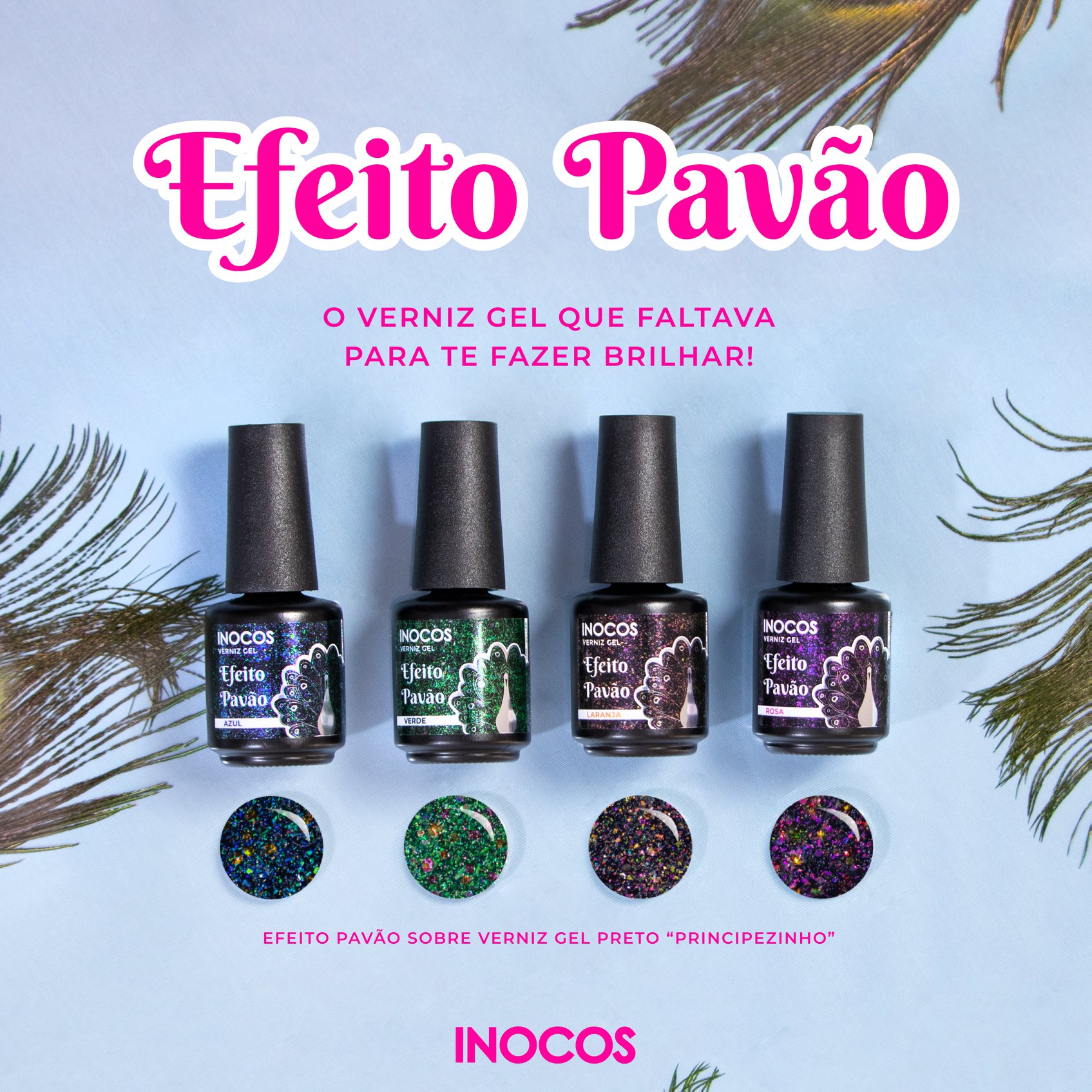 Coleção de 4 cores de Verniz Inocos - Efeito Pavão Quatro frascos de verniz gel colorido com efeito Pavão e amostras junto a penas de pavão sobre fundo azul claro