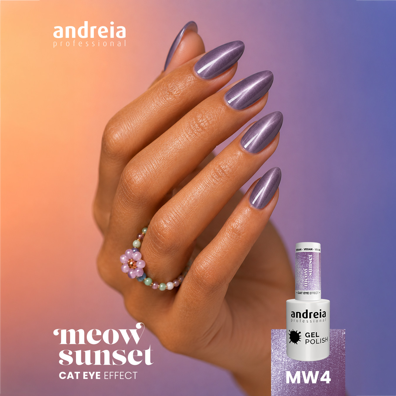 Andreia CAT EYE EFFECT MW4 - Glitter Magnético Lilás Claro com Brilhos Prateados Unhas pintadas com verniz gel roxo metalizado e anel de contas coloridas