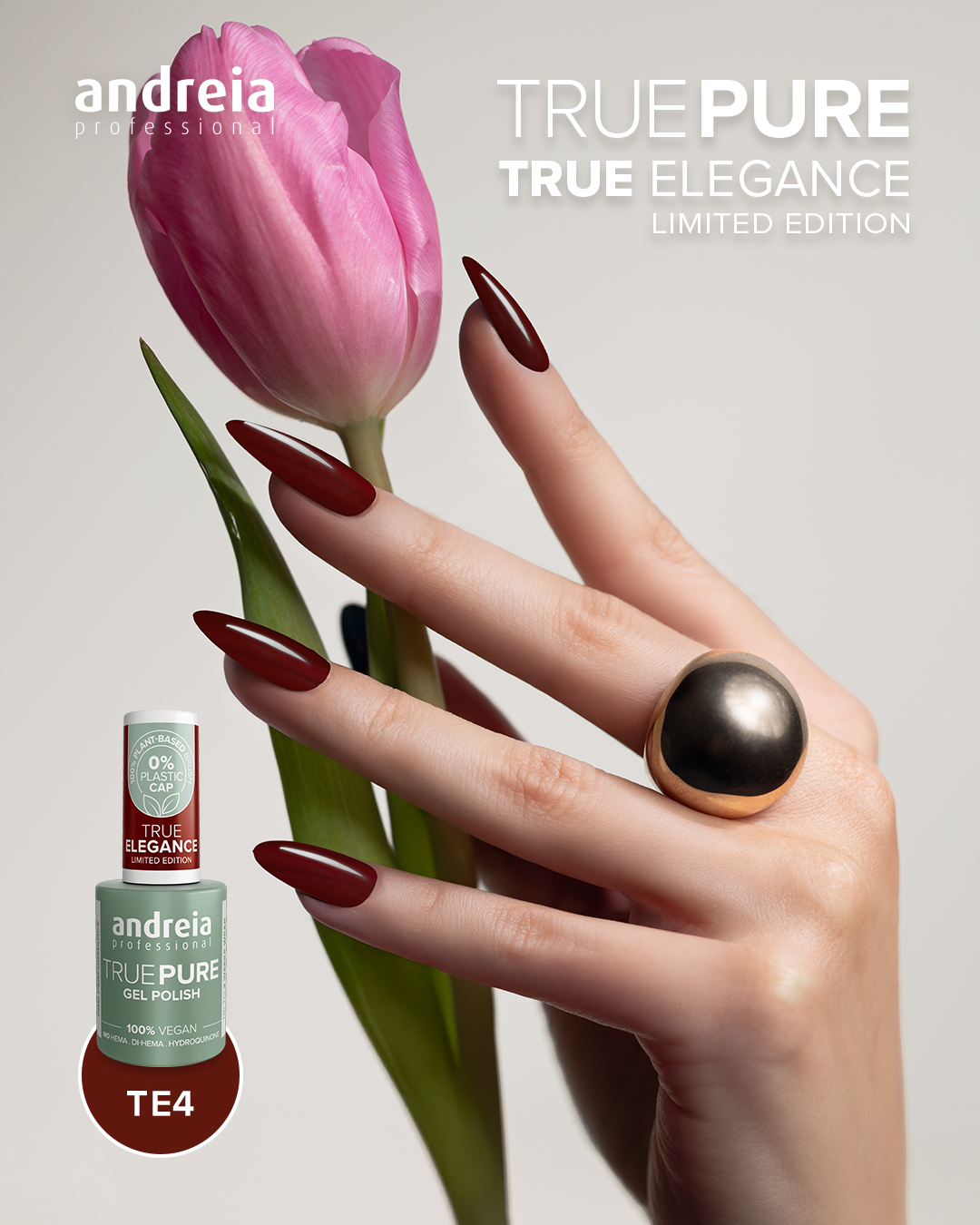 The Gel Polish Andreia True Pure TE4 - DEEP MAHOGANY (Castanho avermelhado) Mão com unhas vermelhas segurando tulipa cor-de-rosa e frasco de verniz em gel Andreia Professional