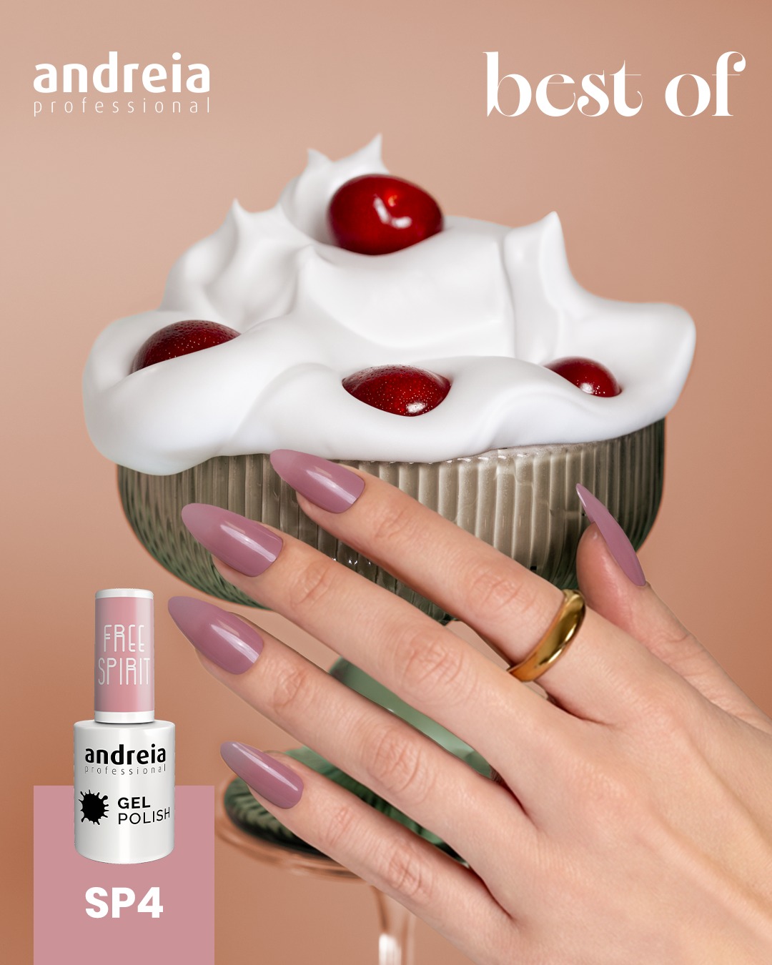 Verniz Gel Andreia SP4 - Rosa Nude Mão com unhas pintadas de rosa segurando taça com sobremesa e cerejas com verniz gel SP4