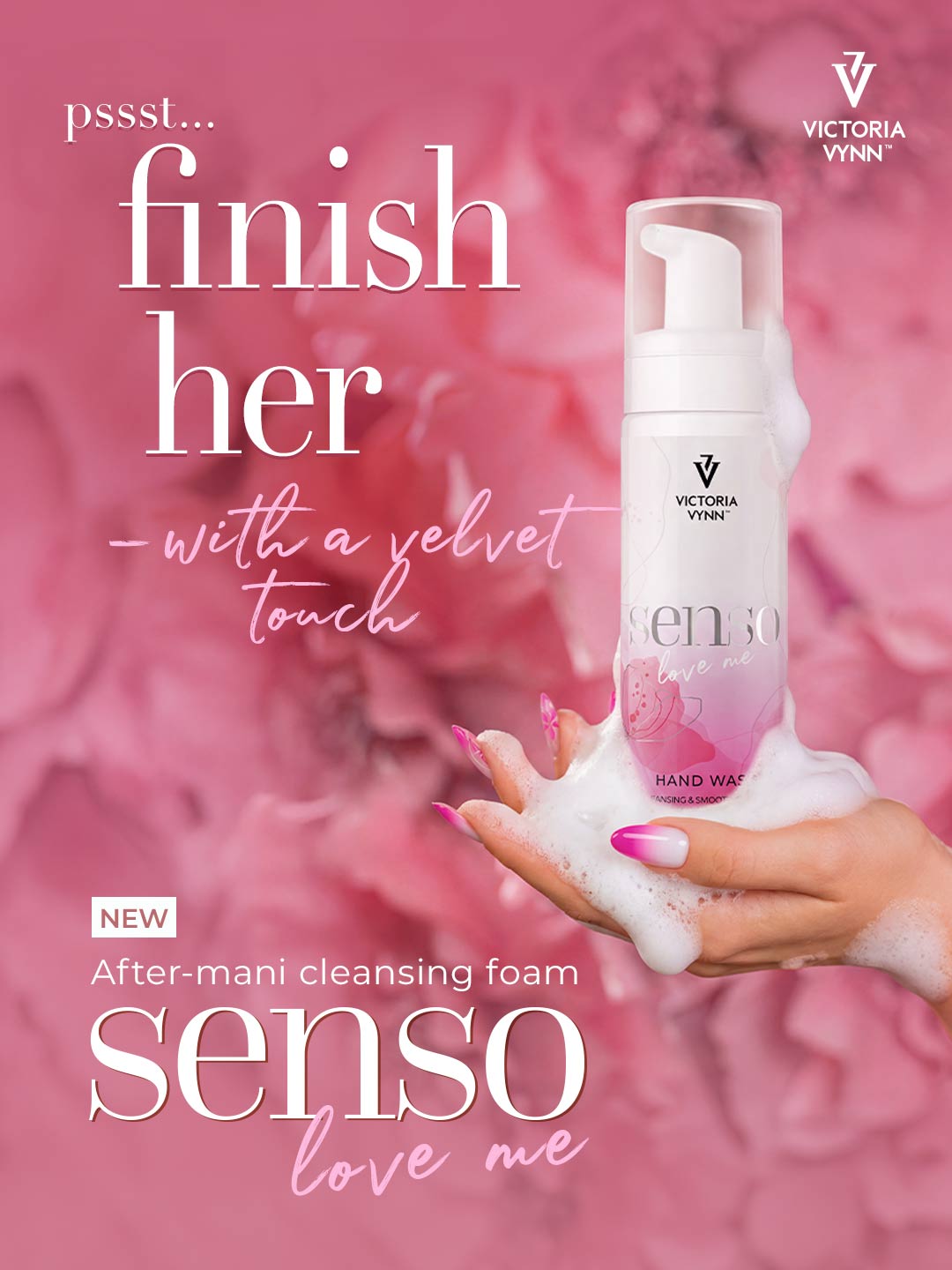 Senso Love Me Hand Wash Cleansing & Smoothing Foam Frasco branco de espuma de lavagem de mãos Senso Love Me da marca Victoria Vynn com espuma na mão com unhas rosa e branca sobre fundo rosa.