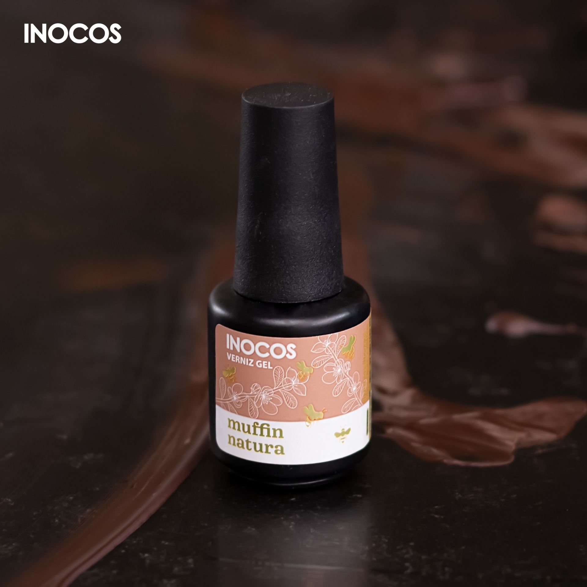 Verniz Gel Inocos – 360 - Muffin Natura Frasco preto de verniz gel INOCOS com rótulo castanho claro e branco sobre superfície escura
