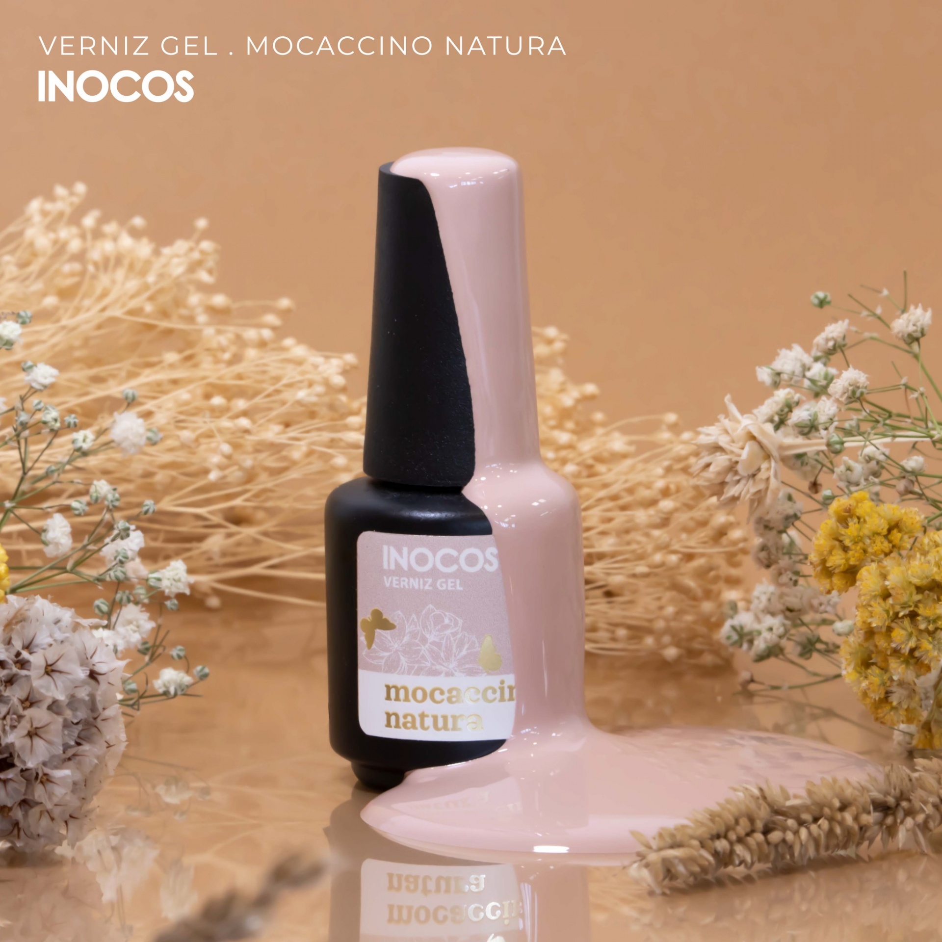 Verniz Gel Inocos – 296 - Mocaccino Natura 15ml Frasco de verniz gel cor de rosa claro junto a flores secas