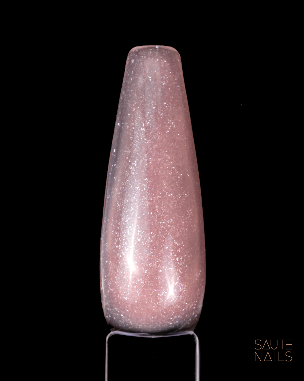 Saute Nails Express Base Sparkling Peachy (Pêssego com Brilho) Verniz para unhas rosa cintilante com partículas brilhantes sobre fundo preto.
