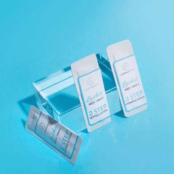 Lifting Pestanas Wonders Lashes - Passo 2 de 3 Três saquetas de tratamento LAMINATION para pestanas sobre fundo azul