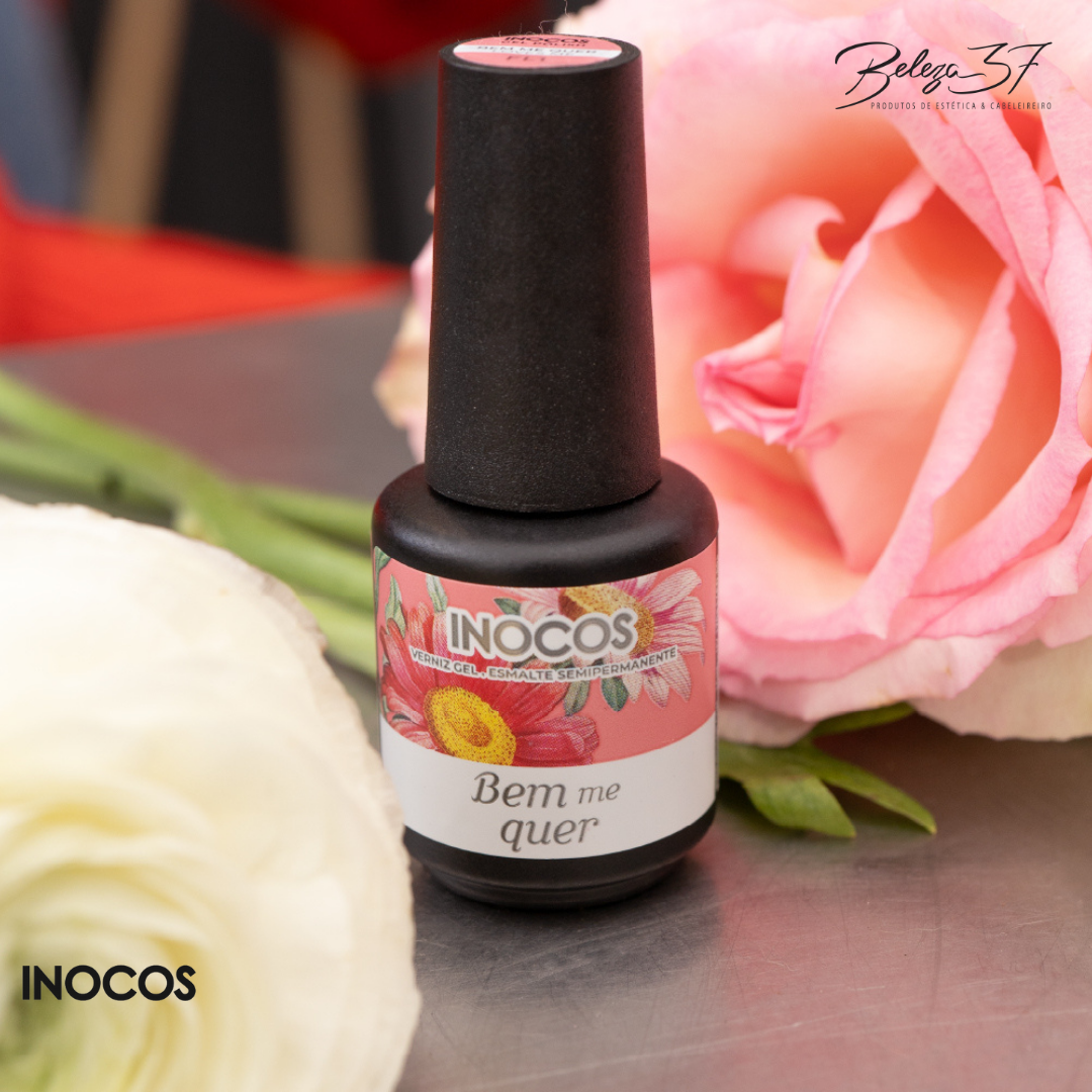Verniz Gel Inocos – FL1 - Bem me Quer 15ml Frasco de verniz de unhas INOCOS 'Bem me quer' com flores ao fundo