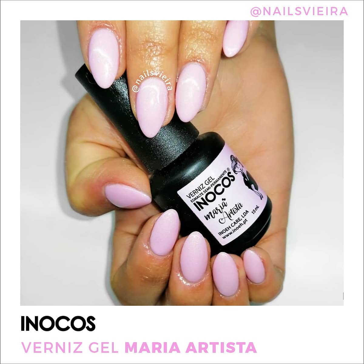 Verniz Gel Inocos 109 — Maria Artista (Rosinha Brilhos Suaves) Mão com unhas rosa claro segurando frasco de verniz gel INOCOS Maria Artista