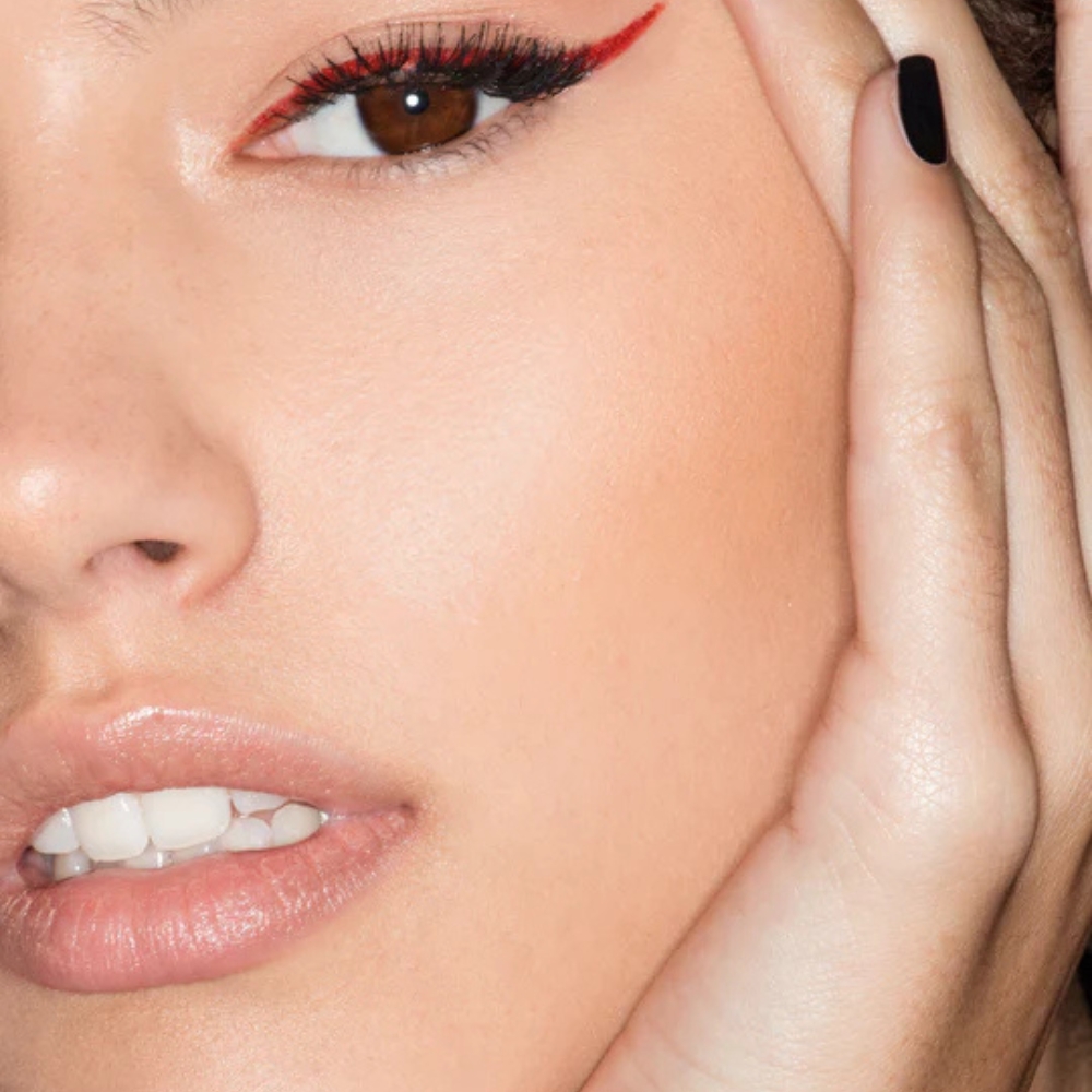 Mascara de Pestanas Andreia Eyes 5 - ROCK N´ROLL LASHES Close-up de rosto feminino com maquilhagem e unha preta