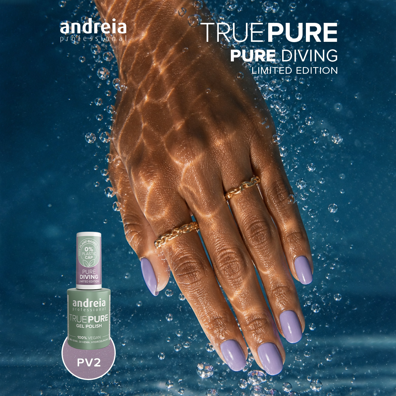 The Gel Polish Andreia True Pure PV2 - Lilás com Ligeiro Brilho Mão submersa em água com unhas lilás e frasco de verniz gel lilás da marca andreia
