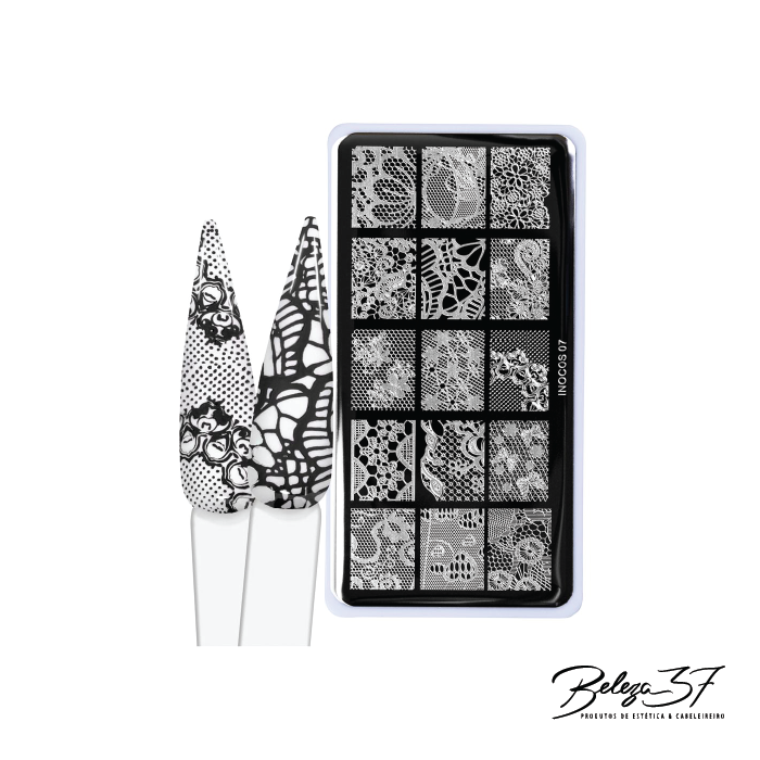 Placa Carimbo Inocos - 07 - Clássico Placa de carimbos para unhas com padrões de renda preto e branco e unhas decoradas com os mesmos padrões