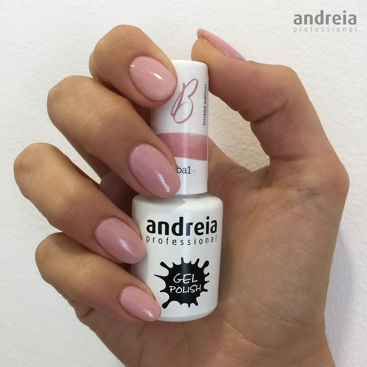 Verniz Gel Andreia Ba1 – Rosa Nude Frasco de verniz gel para unhas andreia professional com unhas pintadas cor rosa claro