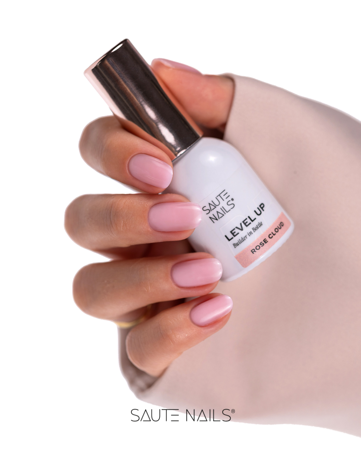 Gel Construtor Saute Nails BiB Level UP – Rose Cloud (Rosa Leitoso) 8ml Frasco de verniz branco com tampa prateada segurado por mãos com unhas cor rosa claro