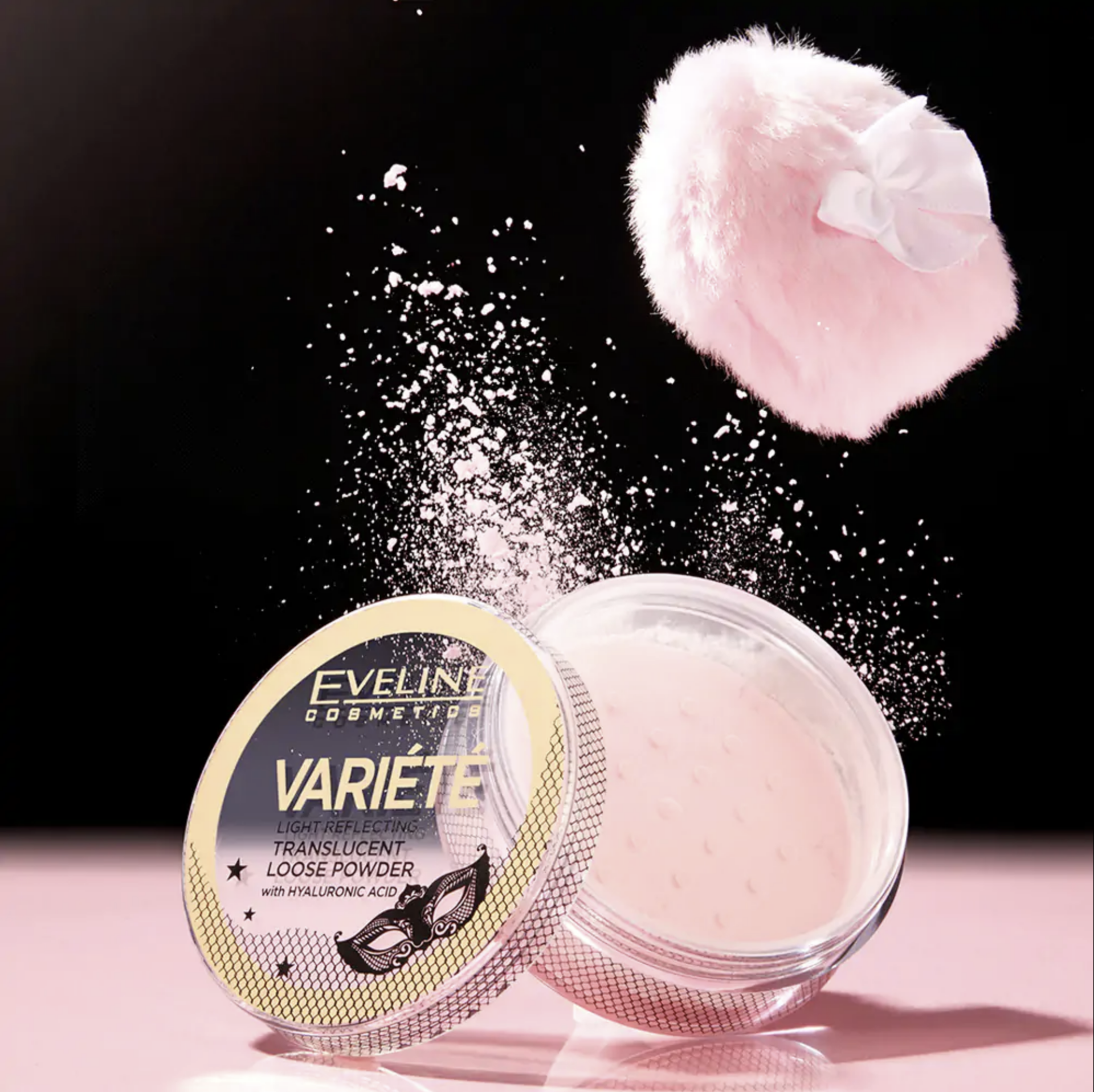 Pó Translucido Eveline – Variété Translucent Loose Powder Pó solto translúcido rosa da Eveline Cosmetics com tampa aberta e aplicador cor-de-rosa.