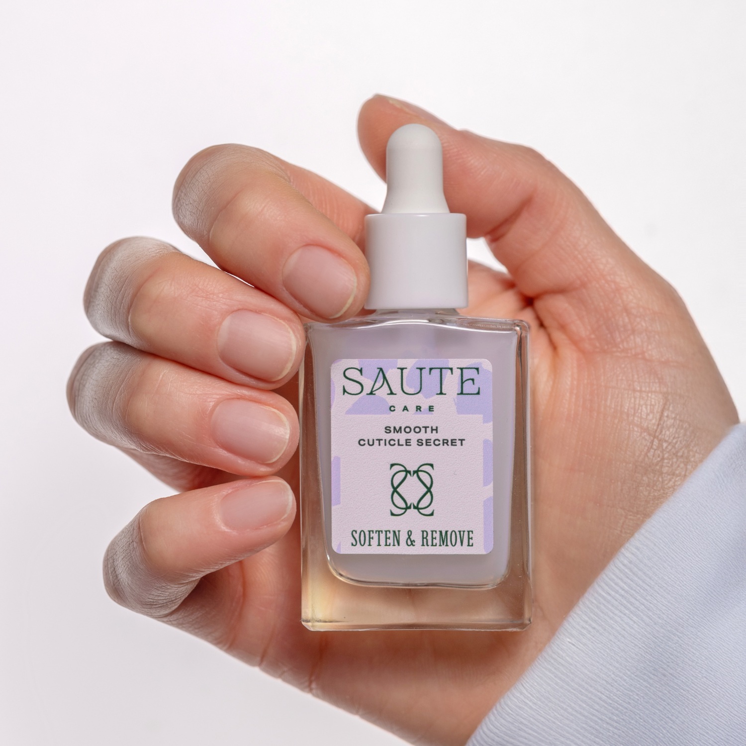 Saute Care Smooth Cuticle Secret 15 ml – Amaciador e Removedor de Cutículas Frasco de produto de cuidados para cutículas com tampa conta-gotas segurado por mão