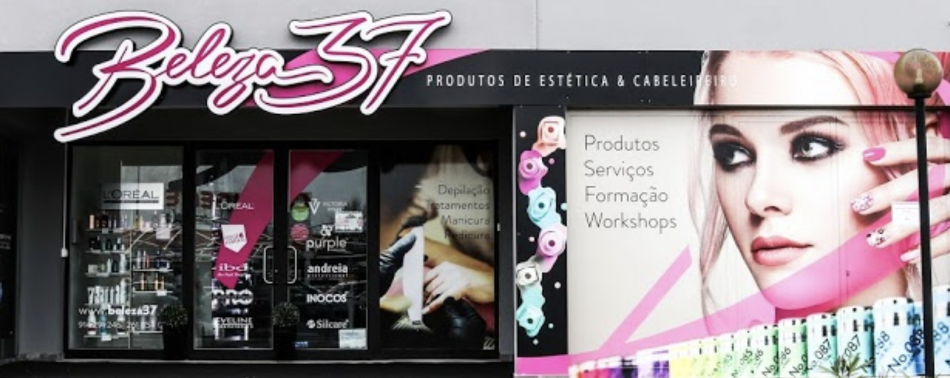 Fachada da loja Beleza 37 com imagem de mulher maquilhada e texto sobre produtos e serviços