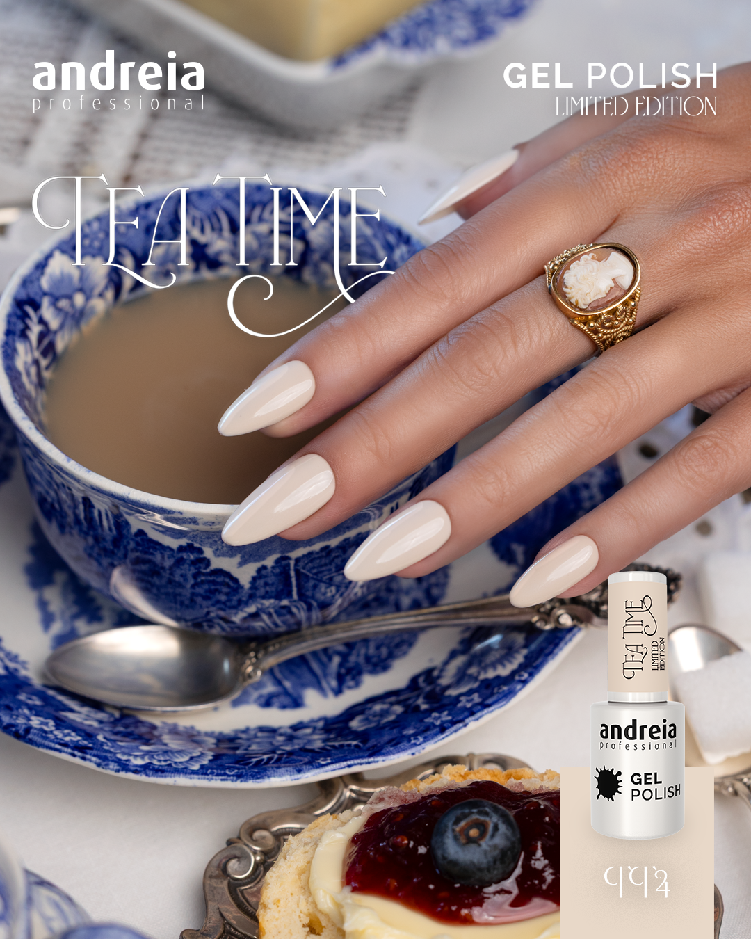 Verniz Gel Andreia TT4 - Clotted cream - Branco creme Mão com unhas pintadas segurando chávena azul e branca sobre pires, com sobremesa e verniz gel Andreia Tea Time