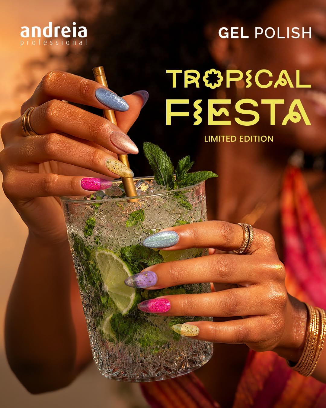 Coleção Andreia TROPICAL FIESTA (6 cores) Mãos femininas com unhas coloridas segurando copo com bebida e gelo.