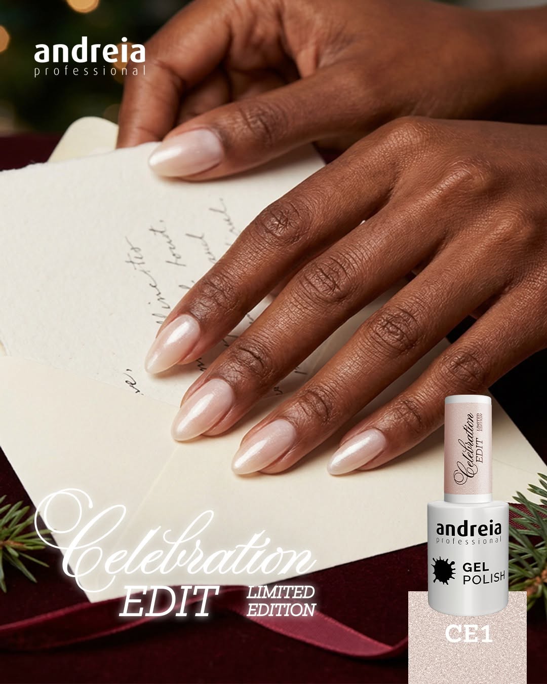 Verniz Gel Andreia Gel Polish CE1 – Nude perolado translúcido com microbrilho Mãos com unhas esmaltadas em verniz gel perolado rosa claro da andreia professional Celebration EDIT.
