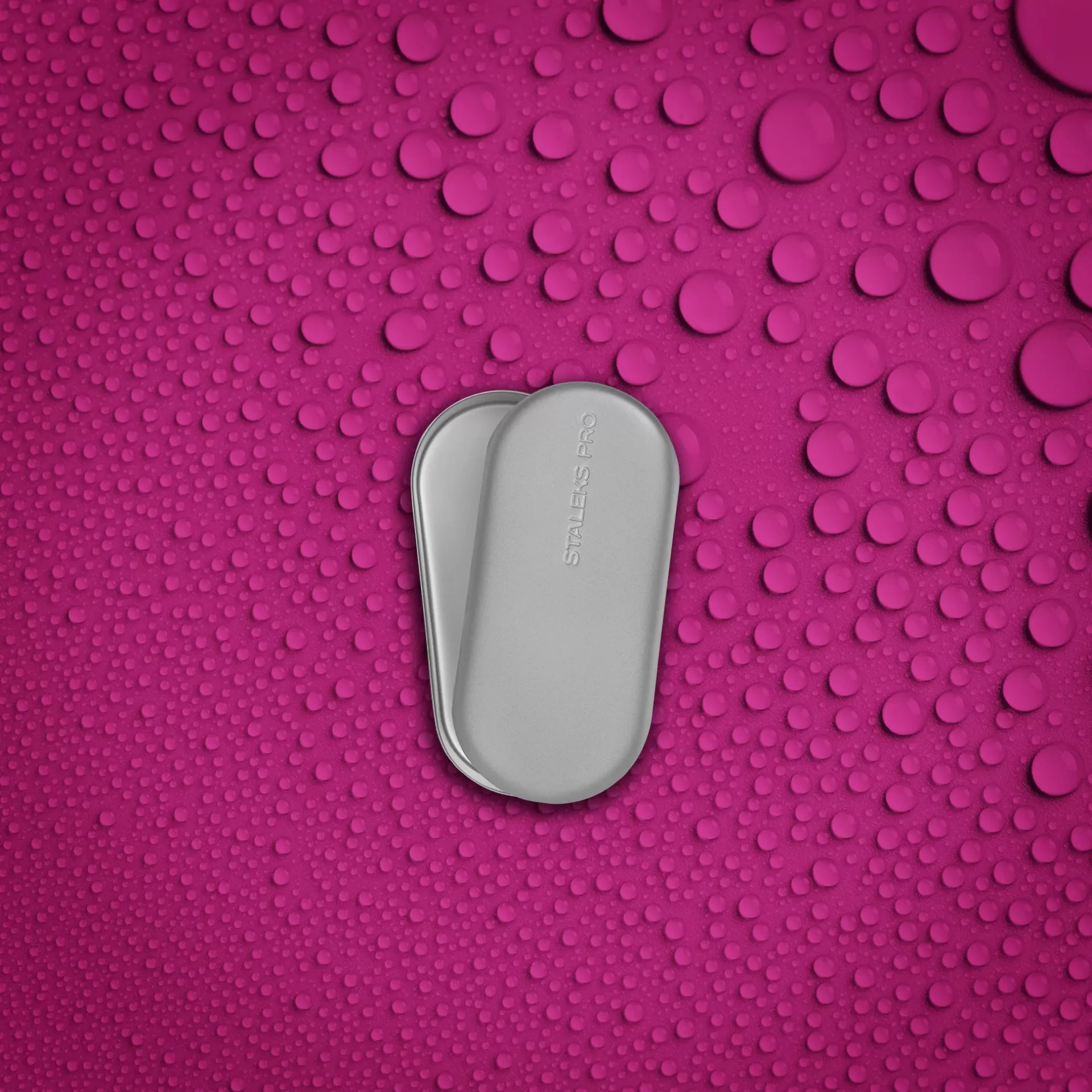 Caixa para Brocas Staleks Estojo de metal cinza com gotas de água rosa ao fundo