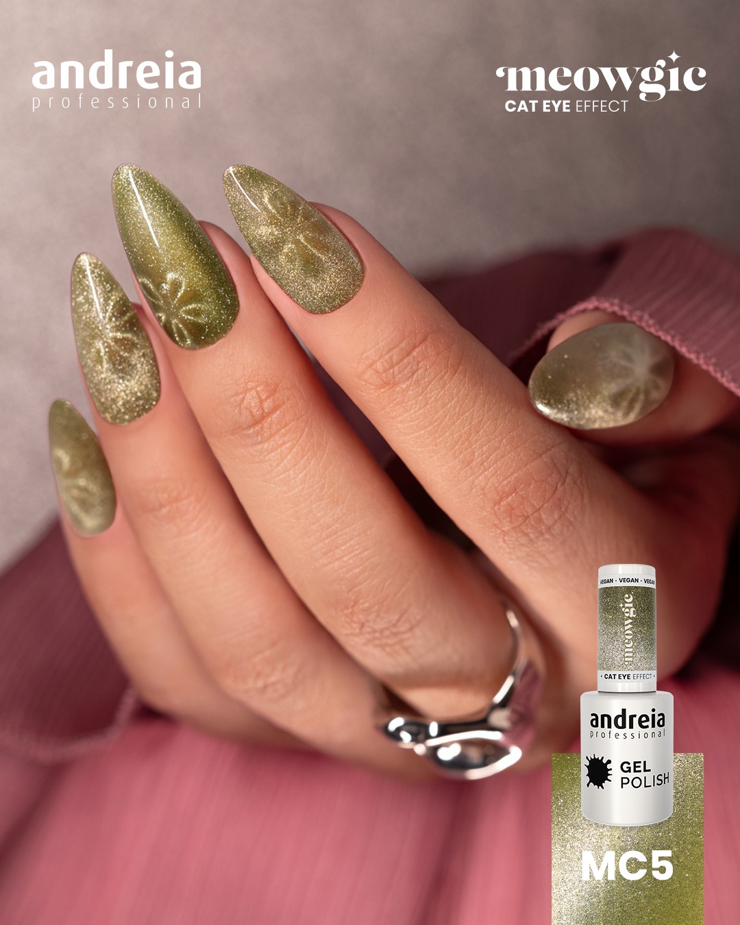 Verniz Gel Andreia Cat Eye Effect MC5 (Verde-Oliva com Brilhos) Unhas compridas com verniz gel verde metalizado efeito cat eye e frasco de verniz Andreia MC5