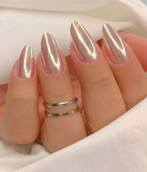 Kit de 2 pós - Efeito Aurora e Pérola Chrome Unhas compridas cromadas prateadas com anéis prateados no dedo médio sobre fundo branco