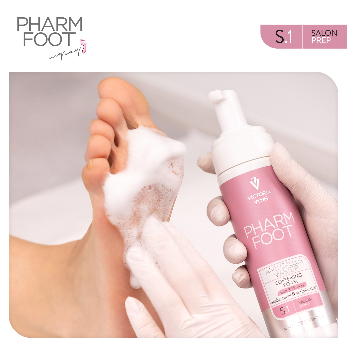 Victoria Vynn Pharm Foot Ureia - Anti Callus Master 200ml Aplicação de espuma Pharm Foot num pé por mão com luva branca