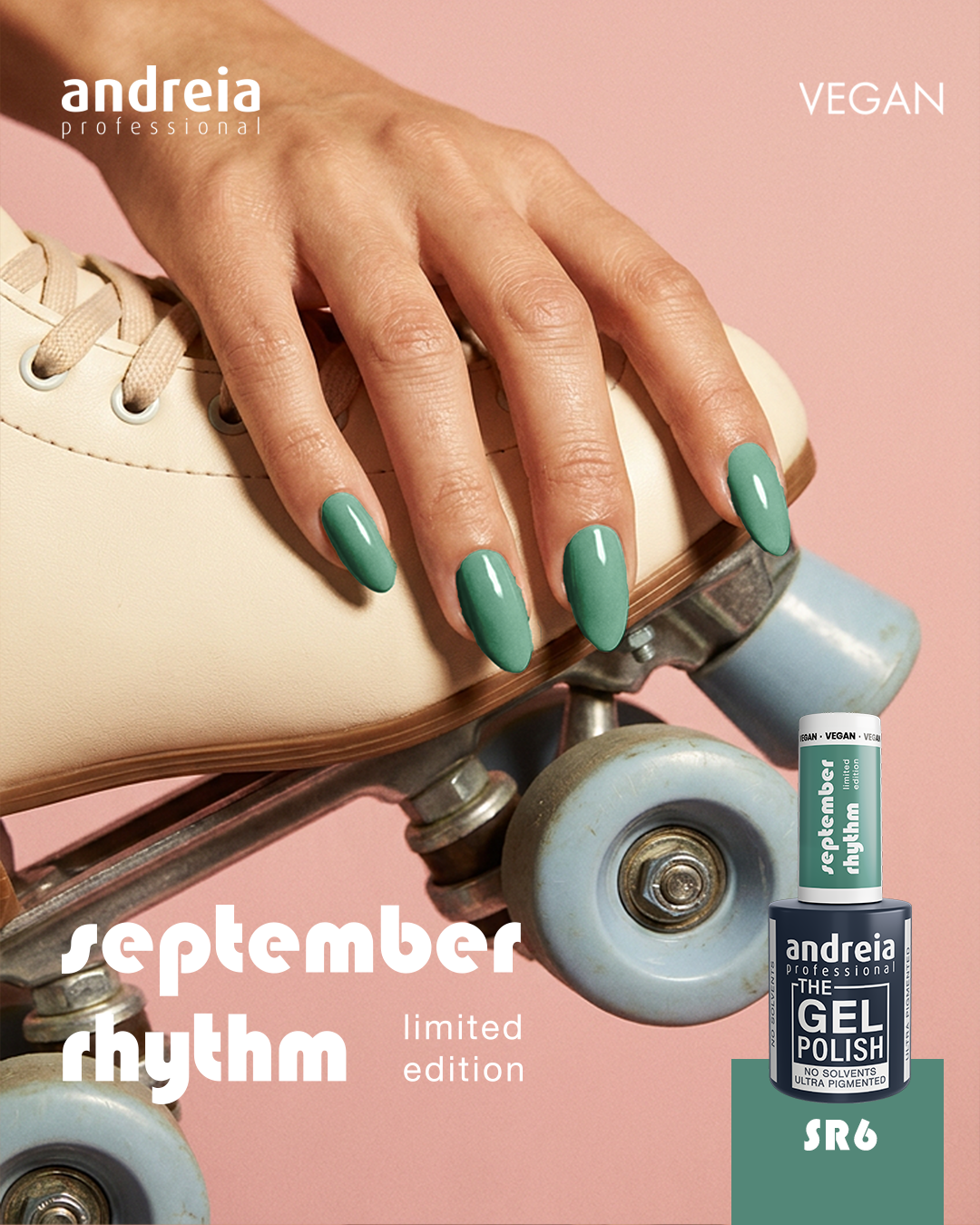 The Gel Polish Andreia SR6 (Verde Salvia) Esmalte de unhas verde em gel Andreia Professional The Gel Polish edição limitada sobre fundo rosa com mão a segurar patim