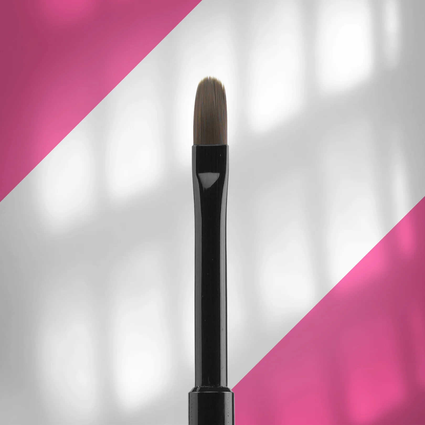 Pincel Staleks Gel Brush 06 Pincel de maquilhagem preto com cerdas castanho claro em fundo branco e rosa.