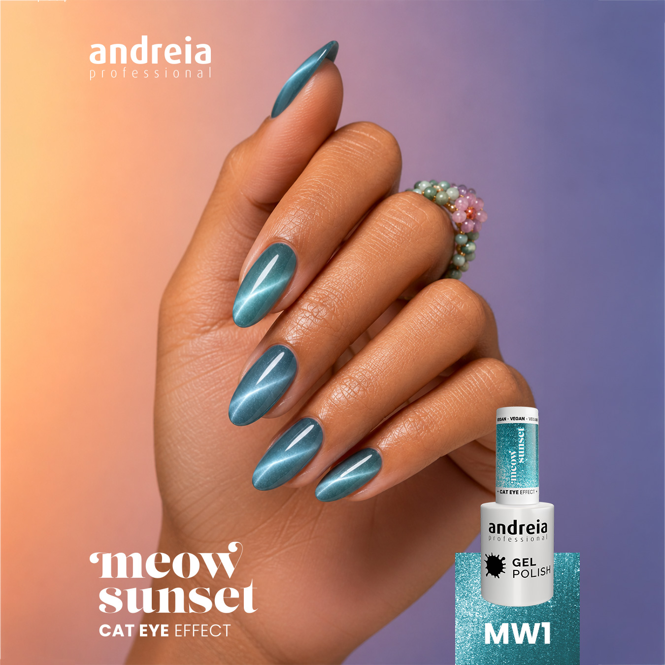 Andreia CAT EYE EFFECT MW1 - Glitter Magnético Azul Claro com Brilhos Prateados Mão com unhas pintadas de azul esverdeado com efeito cat eye e anel de contas coloridas