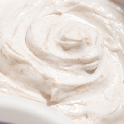 Esfoliante de Grão Médio Inocos 500g Creme branco cremoso com partículas castanhas