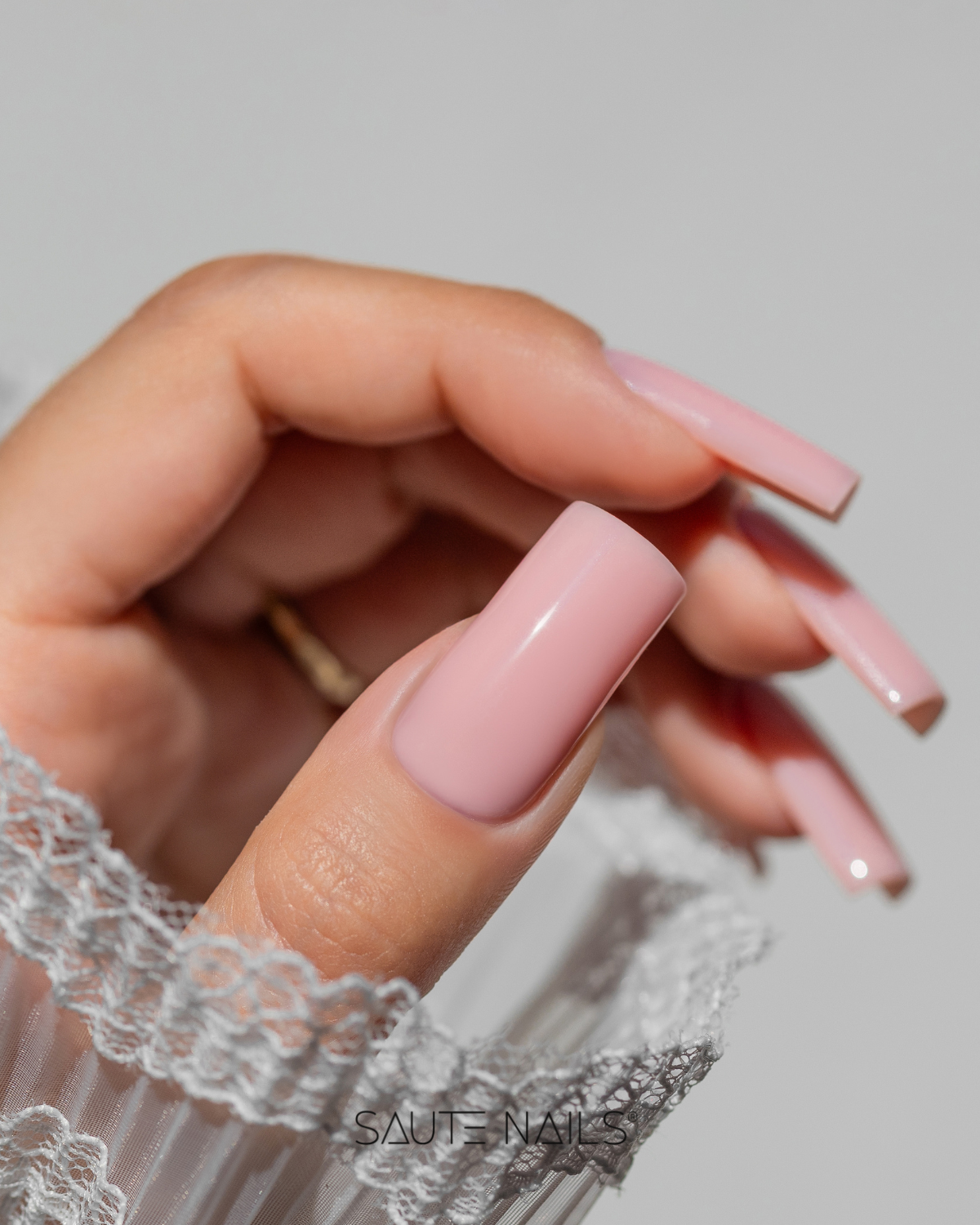 Verniz Gel Saute Nails S313 - Heart of Roses (Rosa Doce Semi-Transparente) Unha postiça rosa claro quadrada com brilho