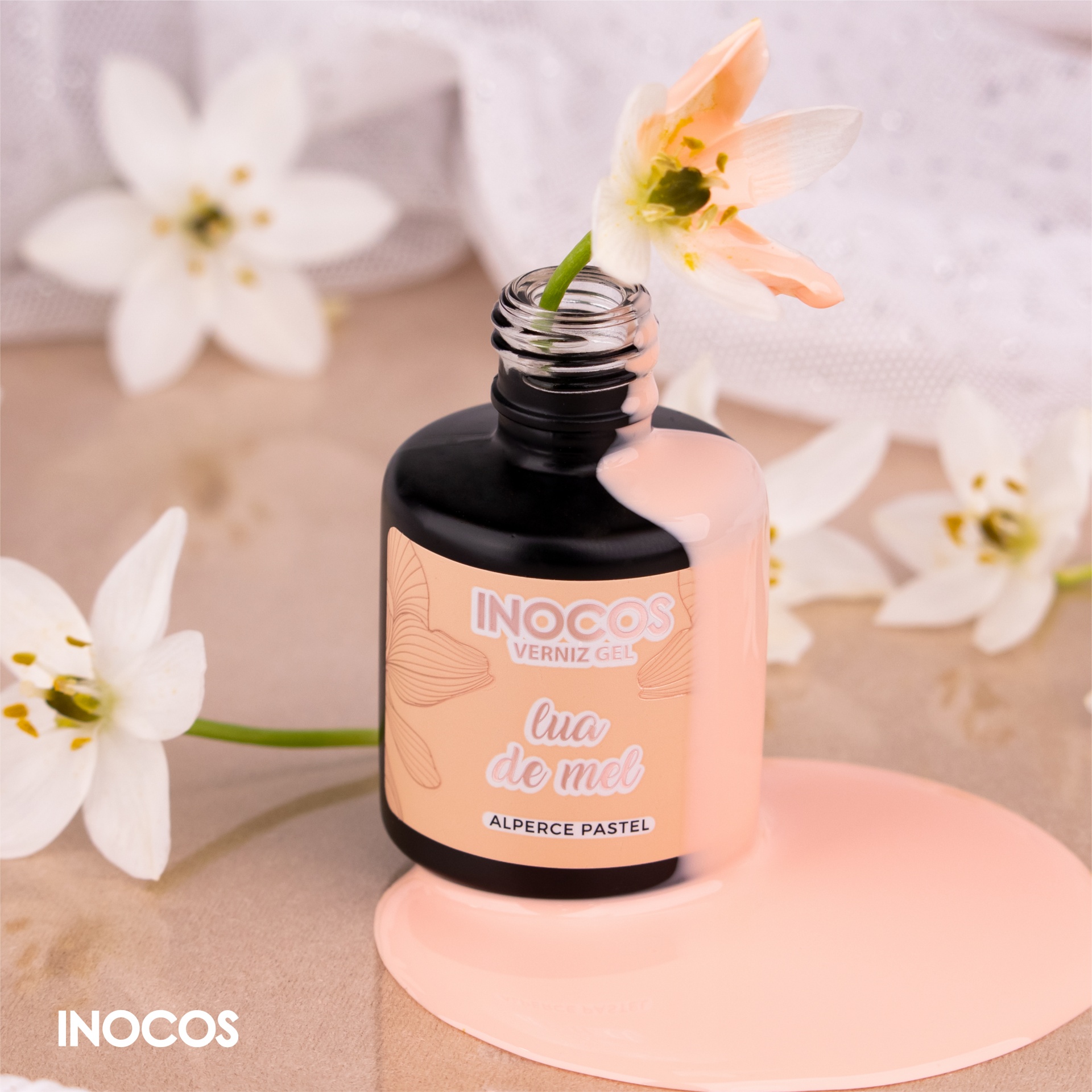 Verniz Gel Inocos – 326 - Lua de Mel Frasco de verniz gel INOCOS Lua do Mel com verniz rosa derramado