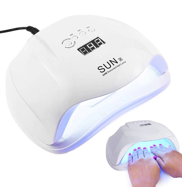Catalisador ISO UV LED de 54W com 36 Leds Lâmpada UV LED para unhas branca com visor digital e botões, em uso com mãos de pessoa