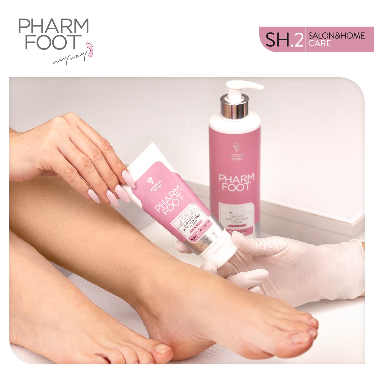 Victoria Vynn Pharm Foot Ureia - Dermo reSoftener 75ml Aplicação de creme PHARM FOOT em pé com duas embalagens visíveis.