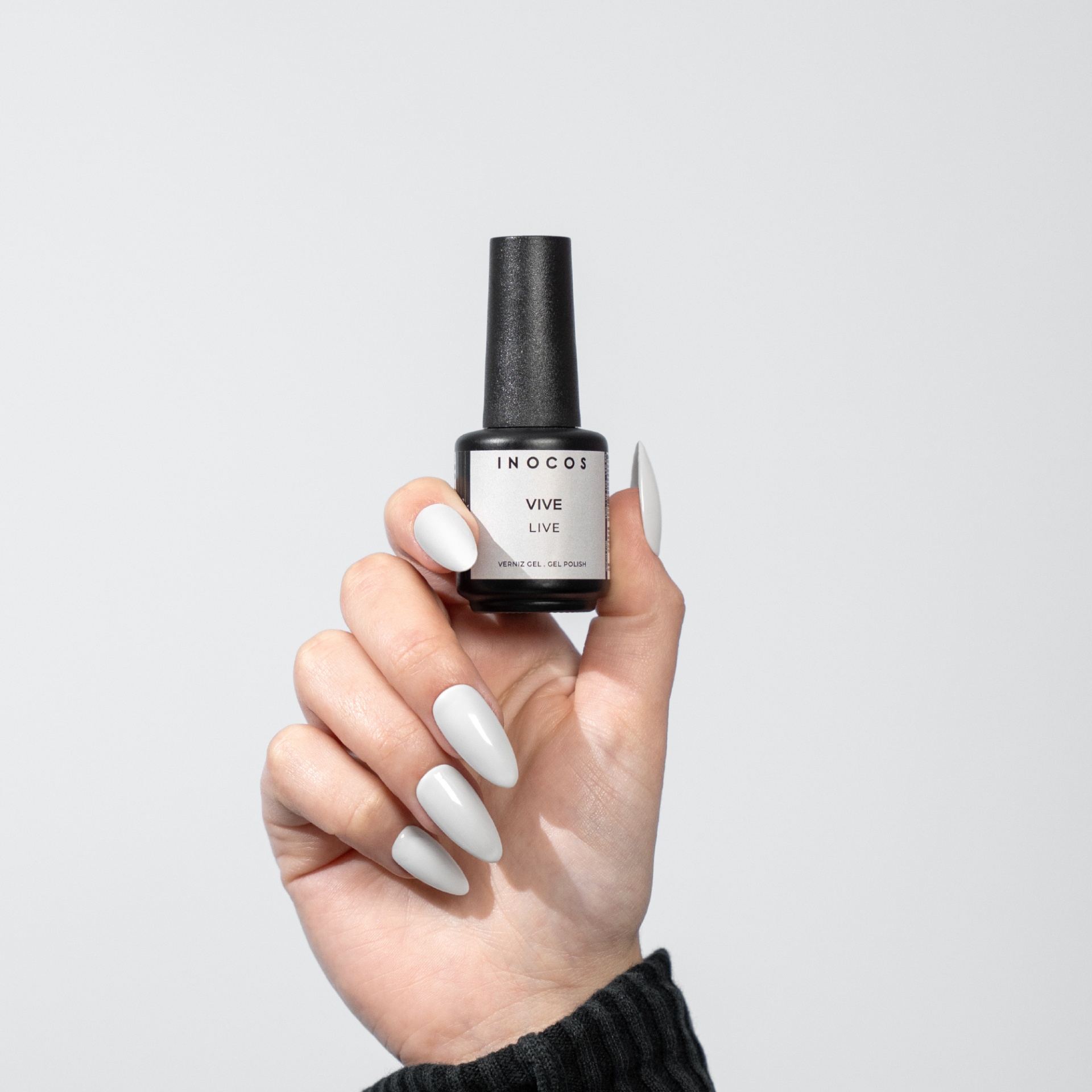 Verniz Gel Inocos 508 - Vive Mão com unhas brancas segurando verniz gel INOCOS VIVE
