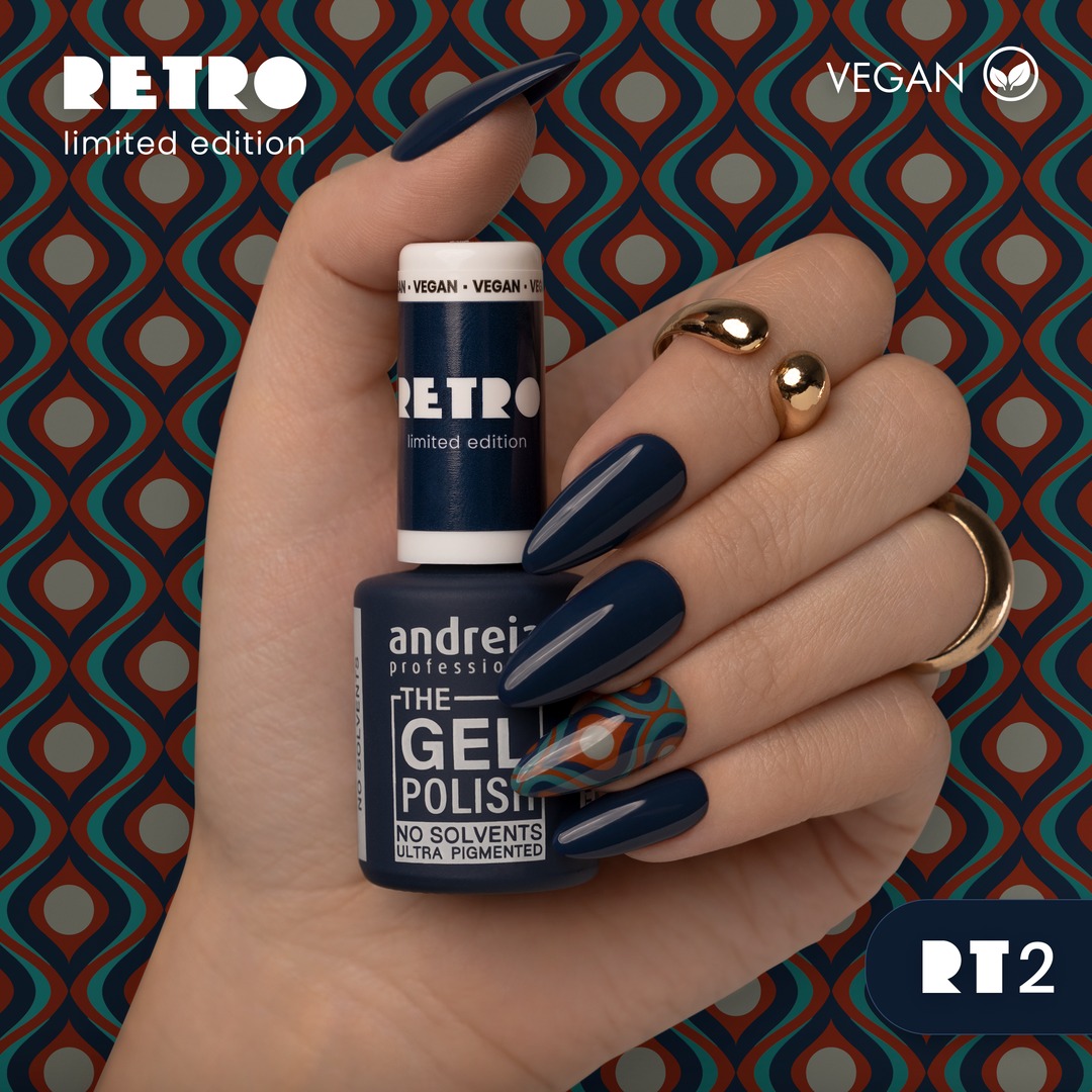 The Gel Polish Andreia RT2 - Azul Escuro Sofisticado Verniz de gel azul escuro Andreia com padrão retro em fundo e unha