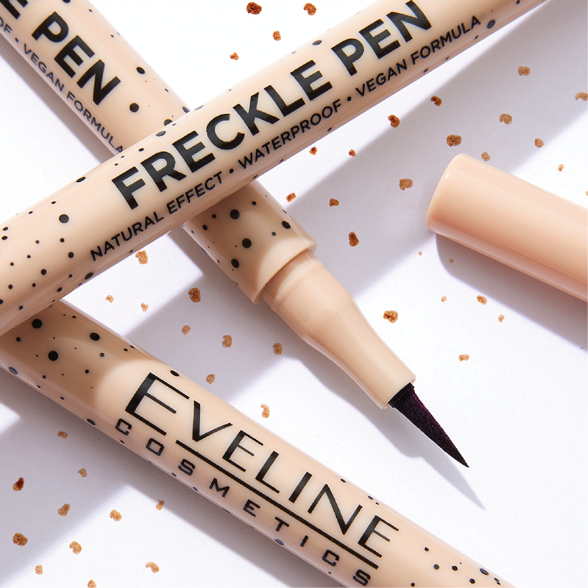 Eveline Freckle Pen Marcador de Sardas Canetas de maquilhagem Eveline Cosmetics cor bege com texto preto e pontos ao fundo