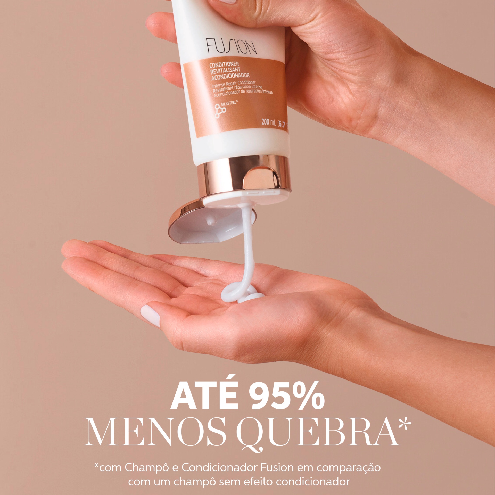 Wella Fusion Condicionador 200ml Pessoa a espremer creme branco de embalagem Fusion branca e dourada contra fundo rosa