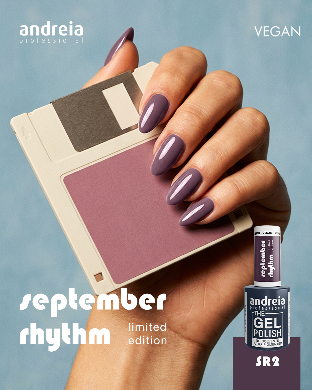 The Gel Polish Andreia SR2 (Ameixa) Mão com unhas pintadas de verniz violeta segurando disquete com imagem de verniz gel à direita e texto promocional.