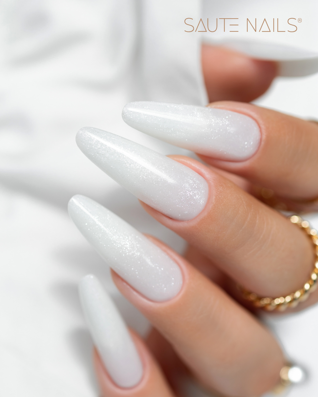 Gel Construtor Saute Nails One Touch Glitter Milky White (Branco Leitoso com Glitter) 50g Unhas compridas brancas peroladas com texto SAUTE NAILS ao fundo