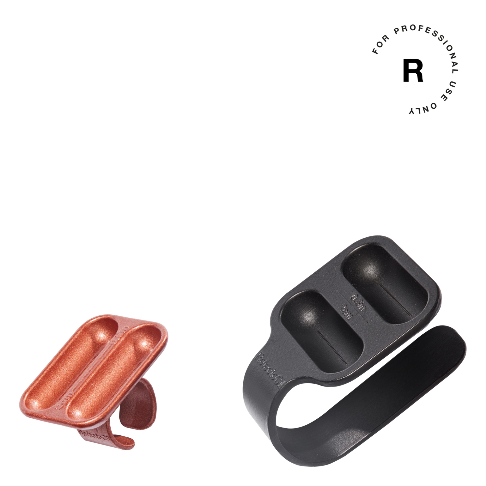 Dois suportes para anéis de dados, castanho metálico e preto fosco, em fundo branco