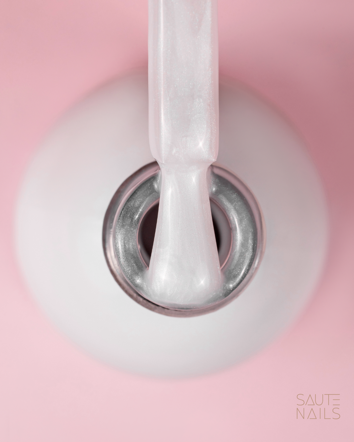 Frasco branco aberto com verniz rosa perolado e texto SAUTE NAILS